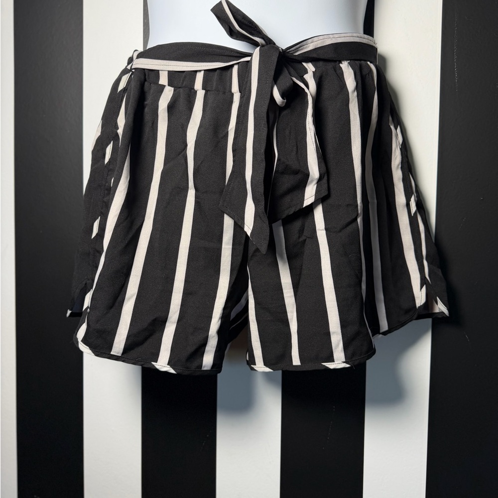 Black and White Striped Tie-Waist Women's Shorts Size Large